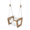Moderni puinen vauvan keinu valkoisella nahkasuojalla ja tammen värisillä puuheloilla toddler oak white leather