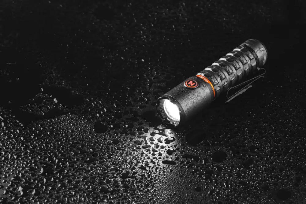 Torchy 2k usb c taskuvalaisin musta teksturoidulla pintaominaisuudella oranssilla korostusrenkaalla ja punaisella logolla