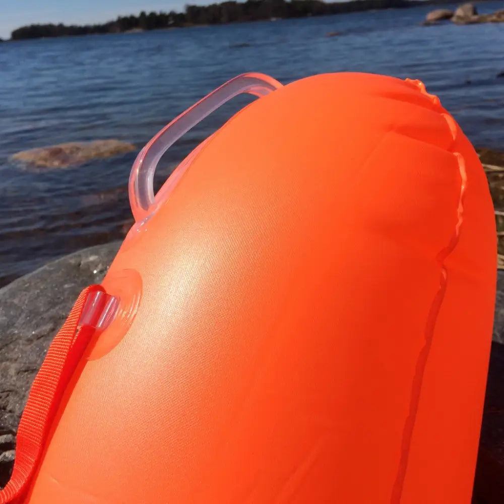 Kirkkaan oranssi inflatable tow float -pelastusliivi, jossa läpinäkyvä kahva ja punainen hihna
