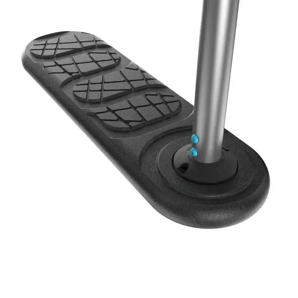 Musta kuminainen jalatuki teksturoidulla otteella ja metallivarrella trampoline scooter indo kickstartissa