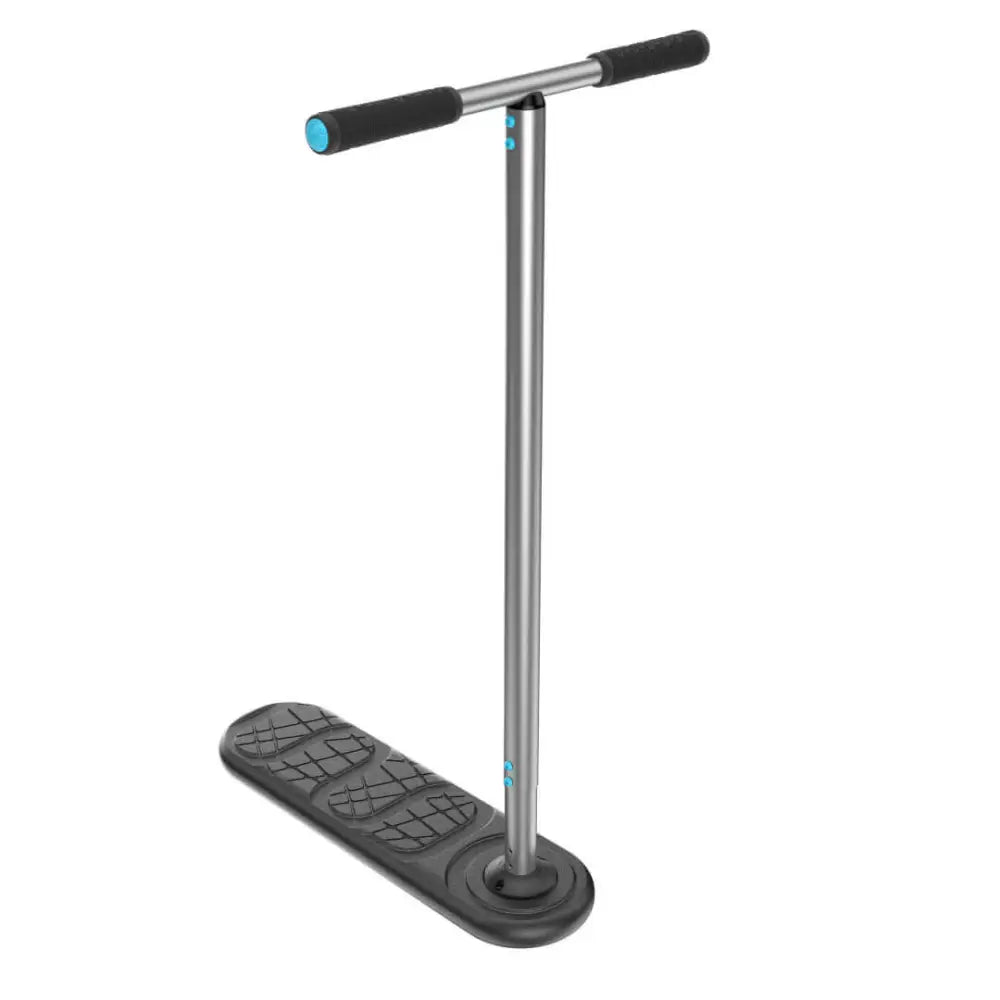 Hopea metallinen trampoline scooter indo kickstart mustilla kahvoilla ja kuvioidulla mustalla jalkalaudalla