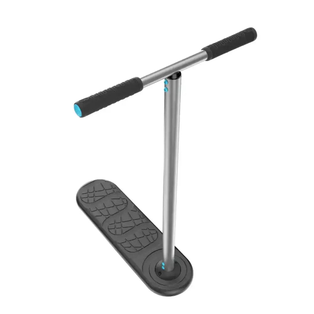 Silverinen trampoline scooter indo kickstart metallisella rungolla mustilla kahvoilla ja harmaalla matta-kannella