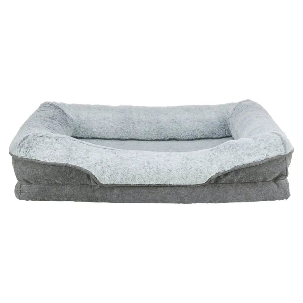 Pehmustettu kolmion muotoinen trixie ortopedinen memory foam -koiranpeti harmaalla tekoturkisvuorella ja tummemmalla harmaalla kankaalla