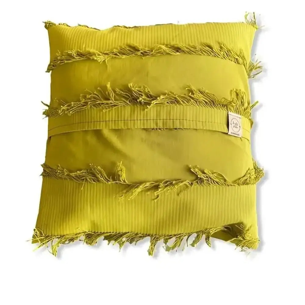 Vibrantti keltainen corduroy-tyynynpäällinen hapsu vaakasuorilla rispaantuneilla raidoilla ja pienellä kankaisella merkinnällä