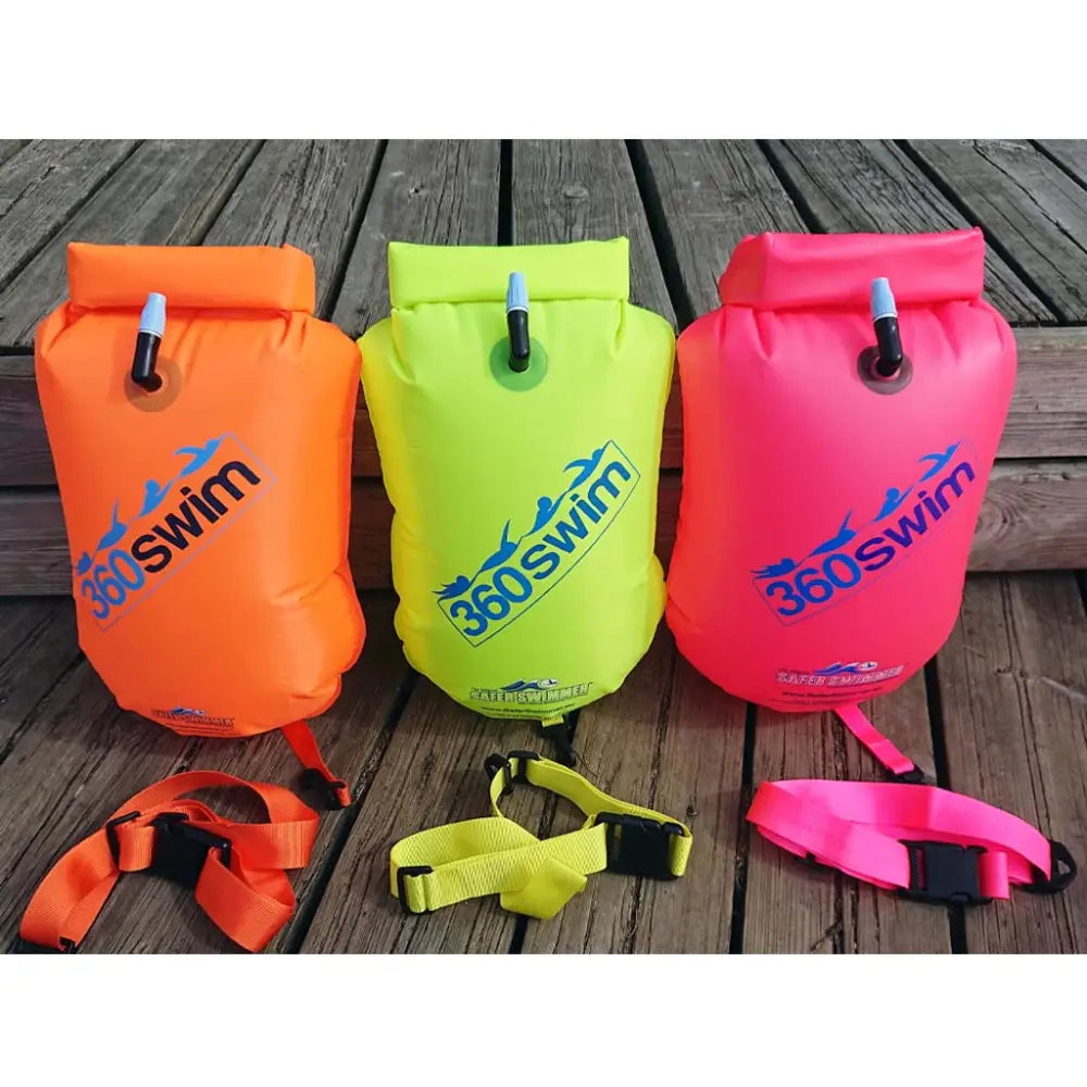 Kolme kirkkaan väristä, ilmatäytteistä ultra drybag buoy -uinapoolaa oranssi, neon keltainen ja pinkki, joissa 360swim-logo ja kiinnitysremmit