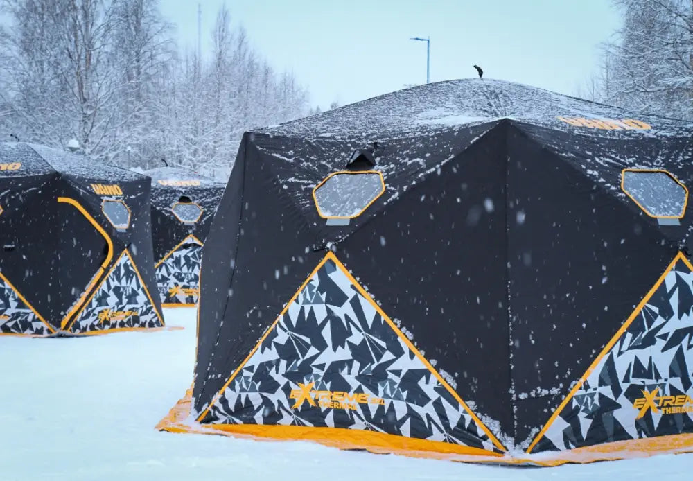 Väinö bunker thermal extreme xxxl pilkkiteltta musta-keltainen geometrinen kuosi lumisella katolla