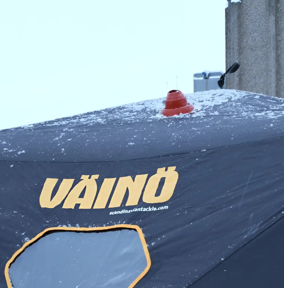 Mustan väinön brändätyn väinö bunker thermal extreme xxxl pilkkiteltan lumipeitteinen katto punaisella kartioilmaventtiilillä
