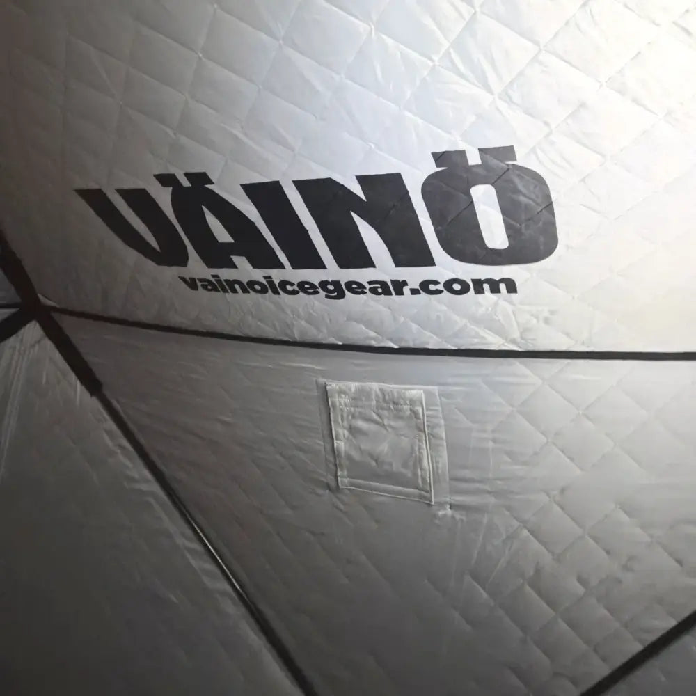 Valkoinen vaimennettu väinö ice lodge 600 pilkkiteltta mustalla vaino-logolla ja verkkosivulla