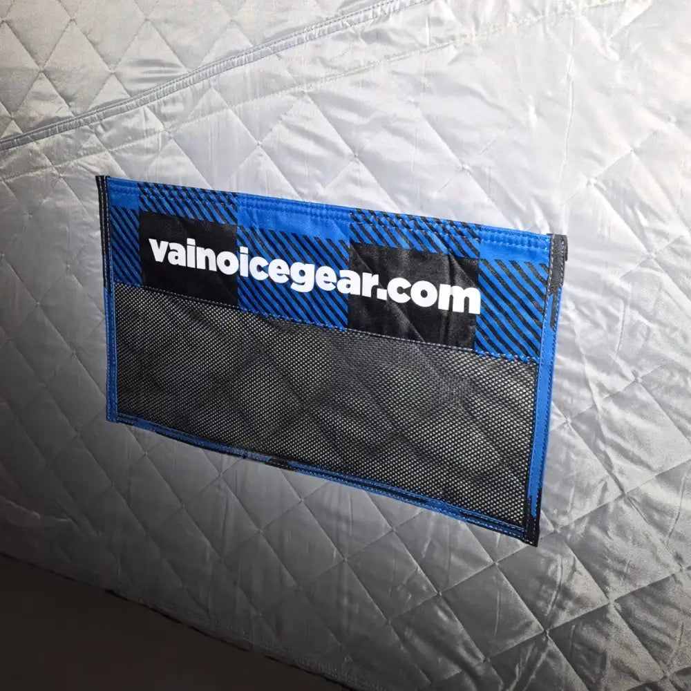Sininen ja musta verkkotasku hopeanvärisellä tikatussa kankaassa vainoicegear com logolla väinö ice lodge 600 pilkkiteltta