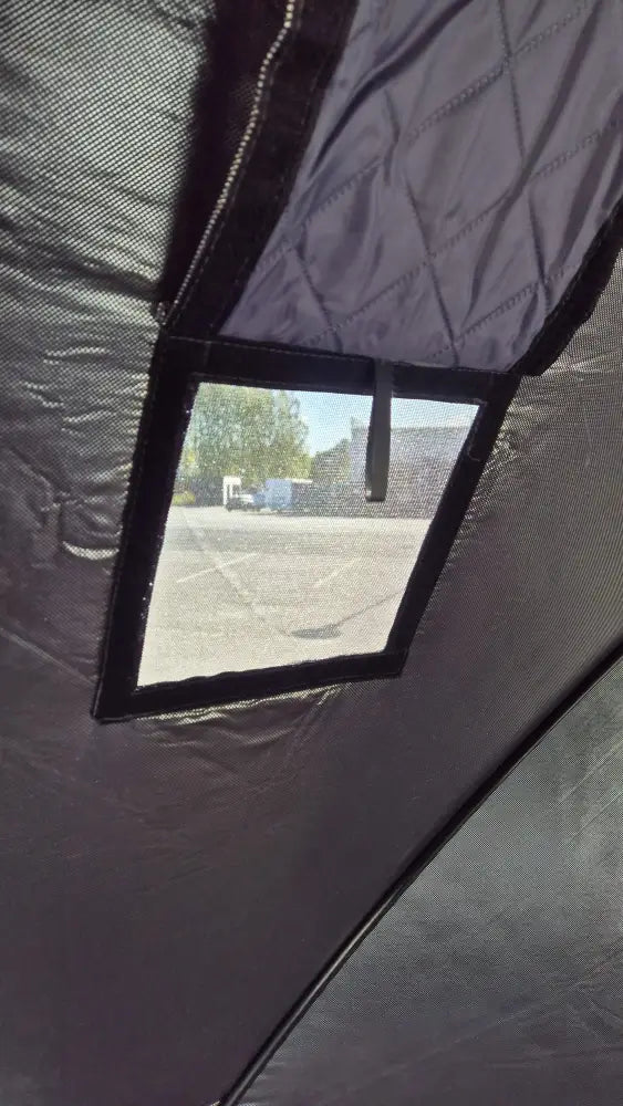 Fekete hálós ablak megerősített fekete kerettel sötétszürke steppelt anyagban väinö sauna box pop up saunatelttához