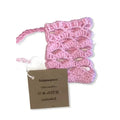 Pinkki virkattu saippuapussi teksturoidulla avoimella kuviolla ja lenkki kahvalla
