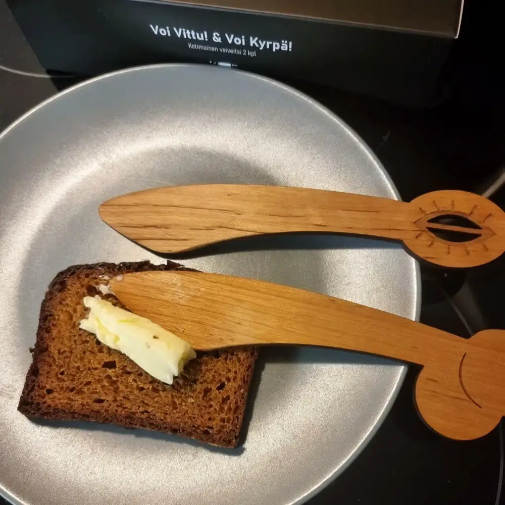 Puiset voiveitset voi vittu ja voi kyrpä lahjapaketissa hymyilevällä kuvalla kahvan päässä hopeisella lautasella