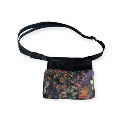 Vyölaukku baby blue mustalla kukkakuvioidulla fanny packilla, säädettävällä nahkaisella hihnalla ja brändilapulla