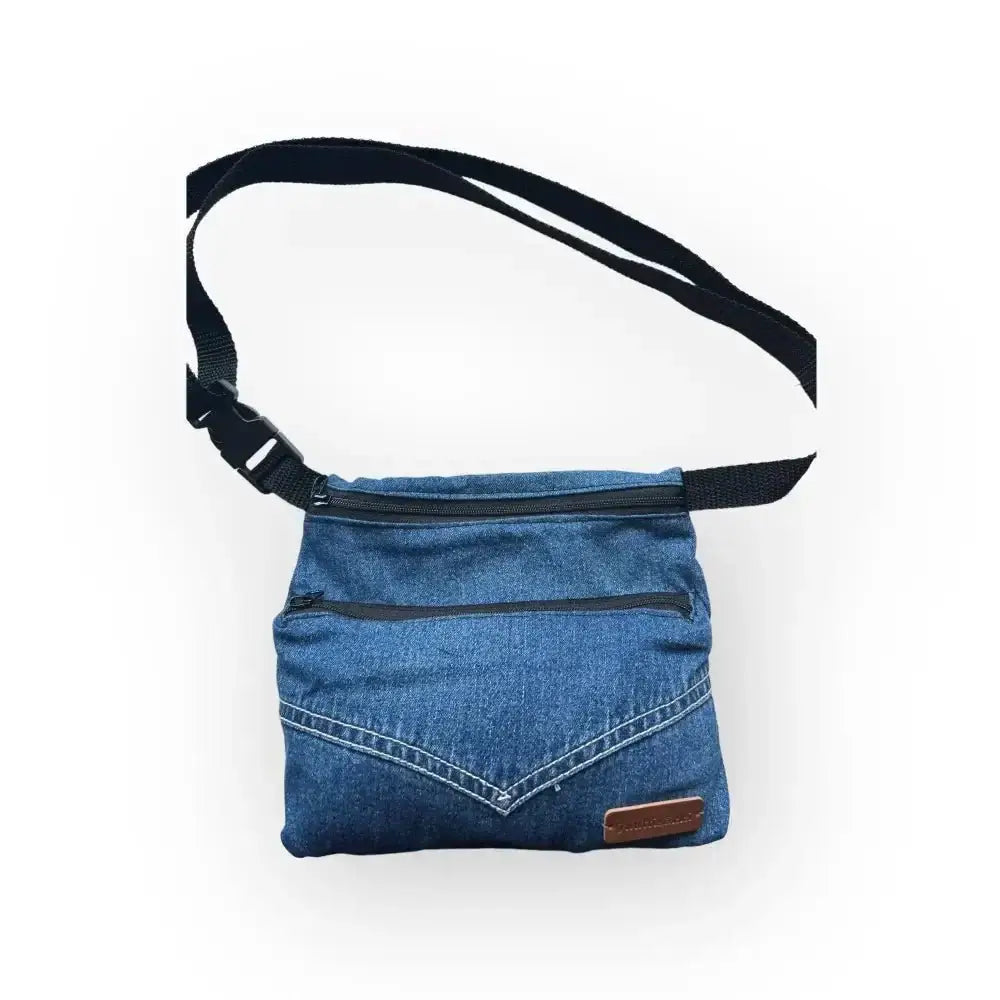 Sininen farkkumainen vyölaukku mustalla vetoketjulla ja hihnalla crossbody-käyttöön