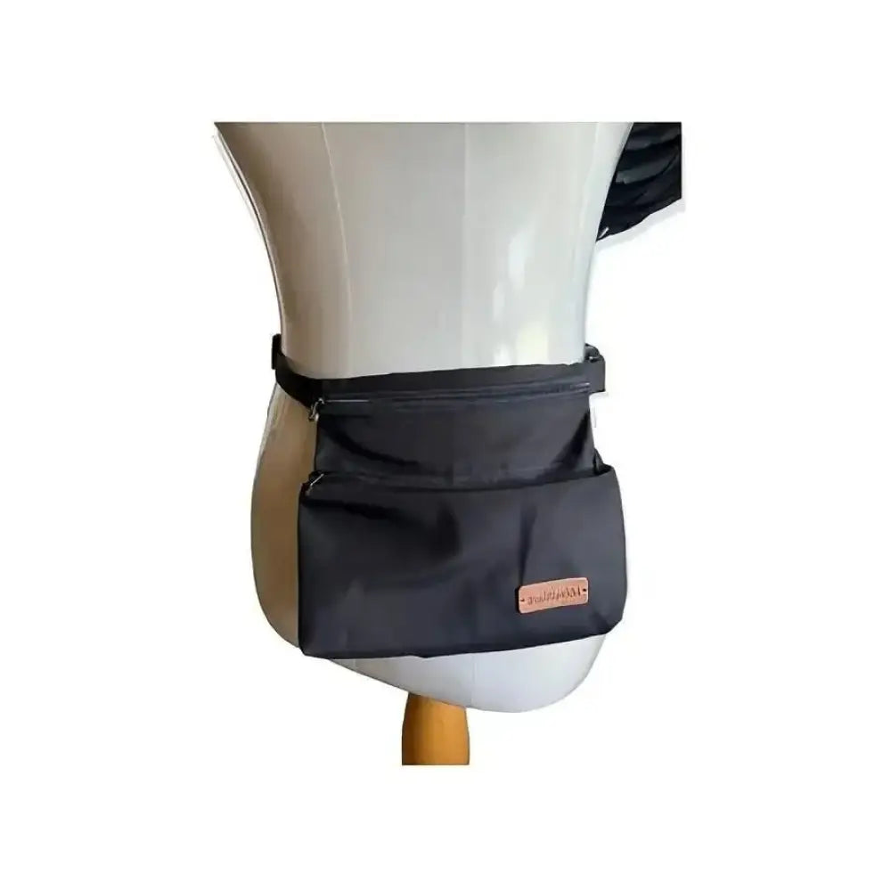 Vyölaukku musta black nylon fanny pack with front zippered pocket and small leather patch on lower right side