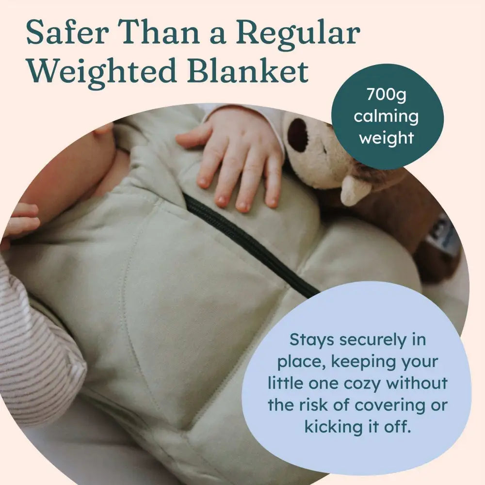 Pehmeä, salvianvihreä weighted sleep sack babydeepsleep®-merkkinen painopeitto, jossa musta vetoketju ja tikattu design