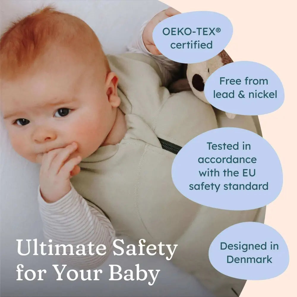 Pehmeä beige painopeitto babylle babydeepsleep® ja pehmolelu nalle vieressä