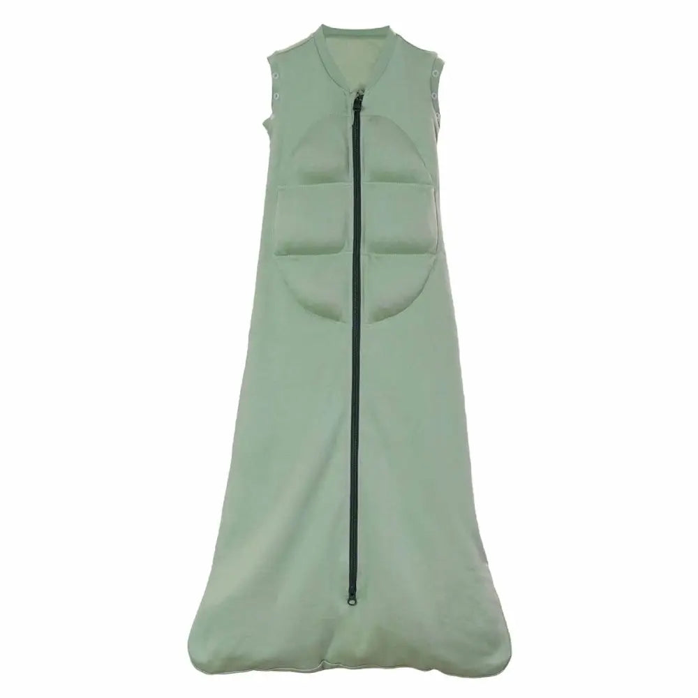 Pehmoinen, salviavihreä sleeveless weighted swaddle minibabydeepsleep® keskellä musta vetoketju ja pehmustetut osat mukavuuteen
