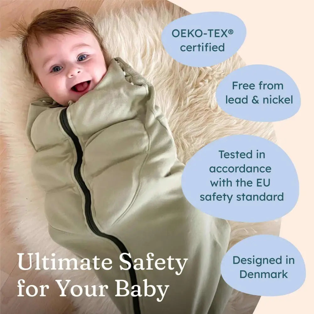 Pehmeä salviavihreä weighted swaddle i babydeepsleep® mini -vauvan kääre mustalla vetoketjulla edestä