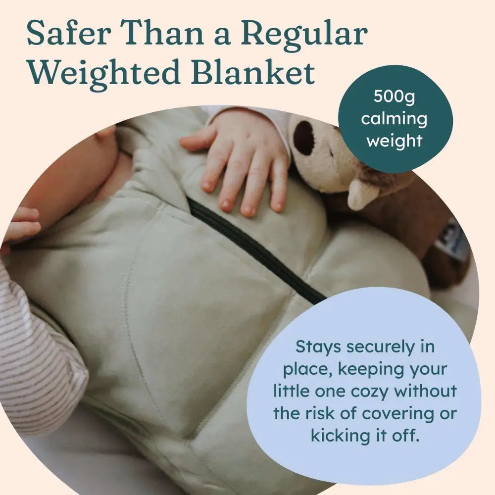 Pehmeä, salvianvihreä weighted swaddle i babydeepsleep® -mini painopeitto mustalla vetoketjulla ja tikatulla kuosilla