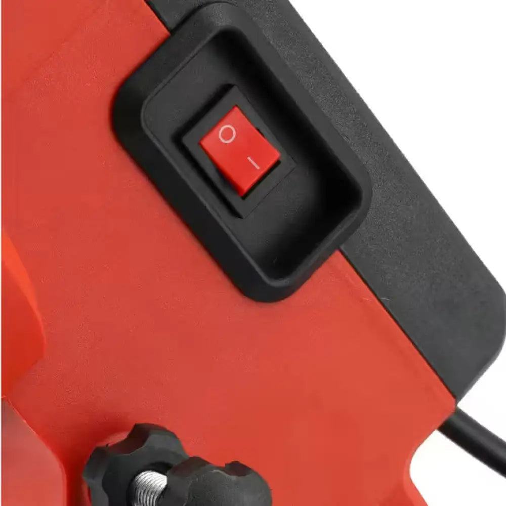 Red and black yato teräketjunteroitinsarja 18v 2ah li-ion akulla sähkötyökalu punaisella kytkimellä mustassa muovikoteloissa